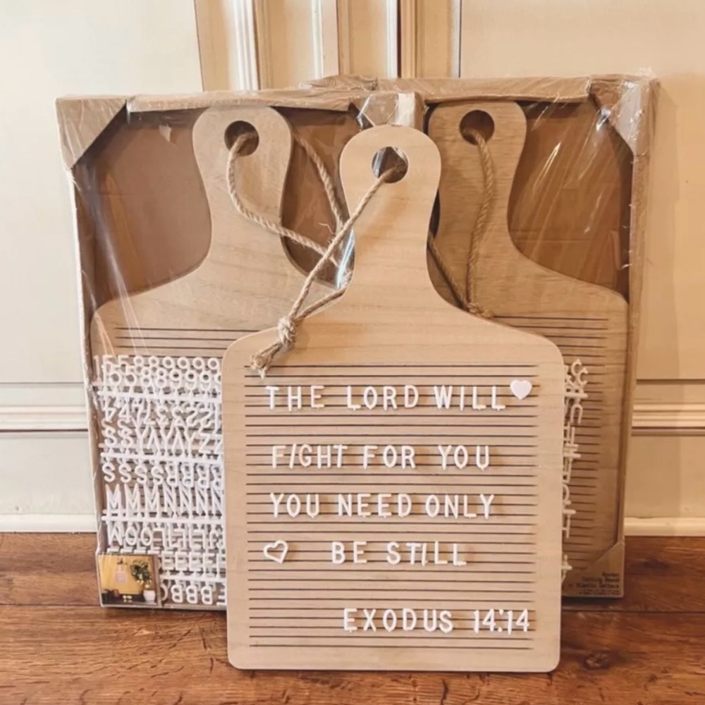 NWT Wooden Cutting/Bread Style Message Board Set